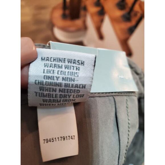 Sonoma Women's Solid Gray Cotton Pull On Mid Rise Straight Fit Bermuda Short 16 - Picture 9 of 12